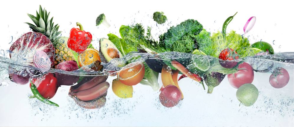frutta e verdura pulita con acqua leggera
